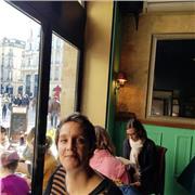 Professeur des écoles proposant de l'aide aux devoirs pour des élèves d'école primaire et collégiens